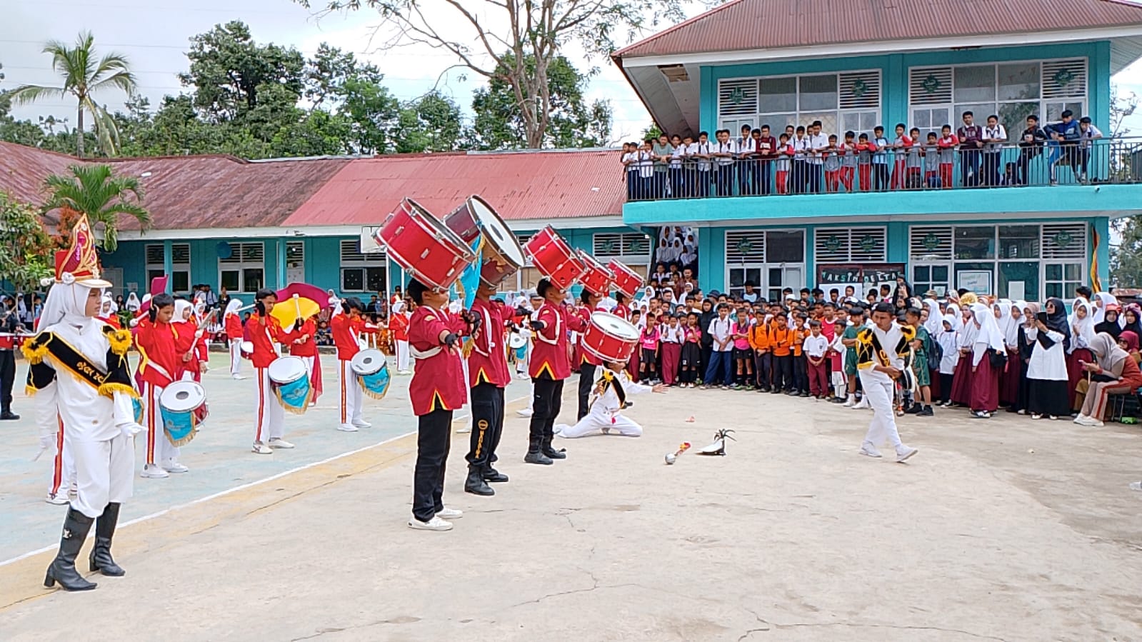 Perpustakaan luas dengan rak buku penuh dan area baca yang nyaman